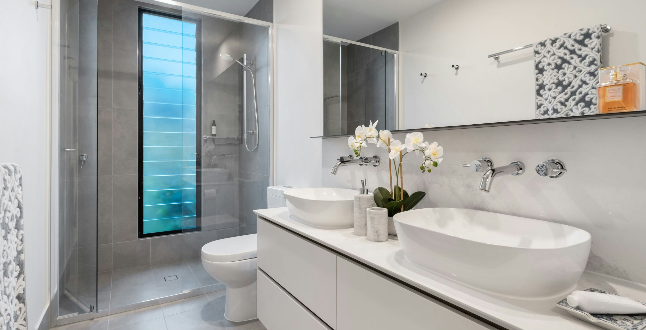 Ein modern renoviertes Badezimmer mit stilvollen, neu installierten Sanitäreinrichtungen.
