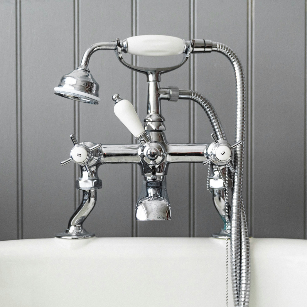 Eine Nahaufnahme eines modernen, eleganten Wasserhahns.