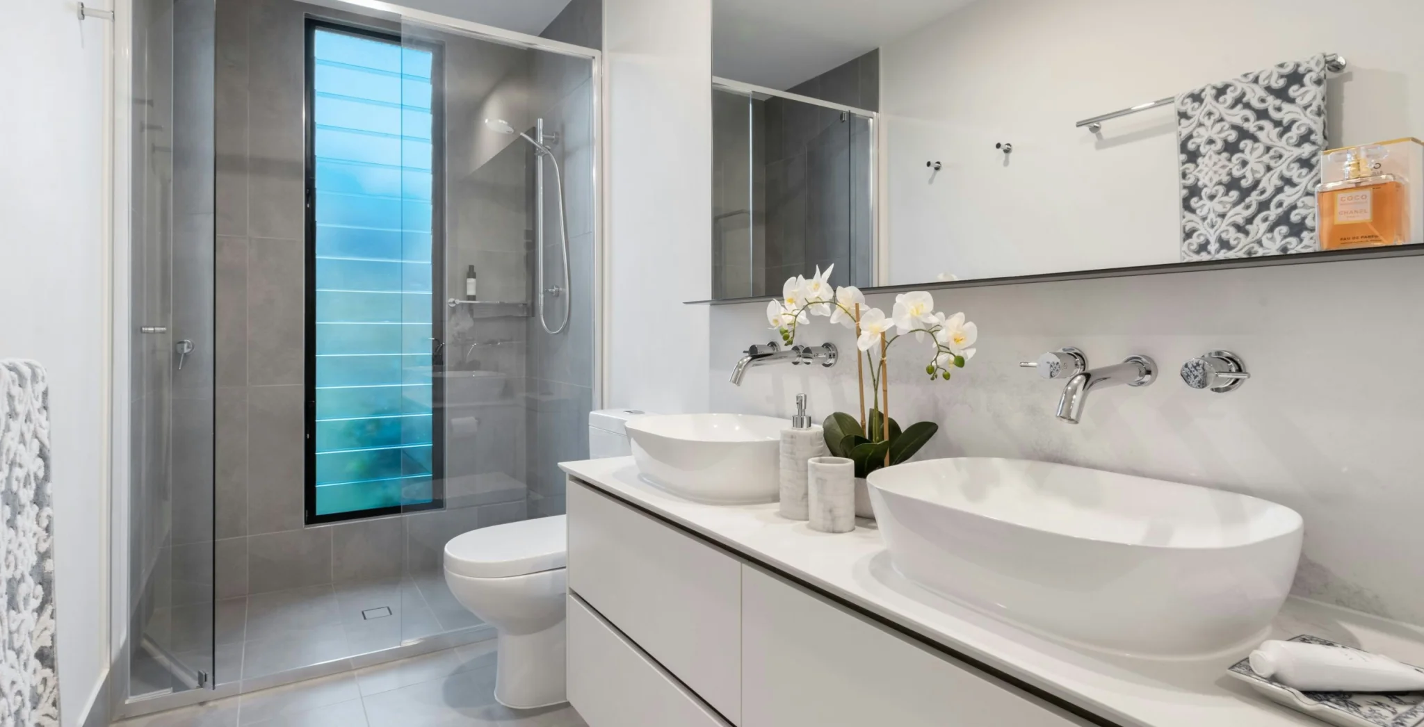 Ein modern renoviertes Badezimmer mit stilvollen, neu installierten Sanitäreinrichtungen.